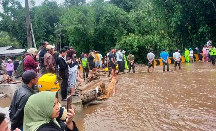 [UPDATE] - Akses Jalan Nasional Padang Panjang ke Bukittinggi Terendam Banjir Lahar Dingin